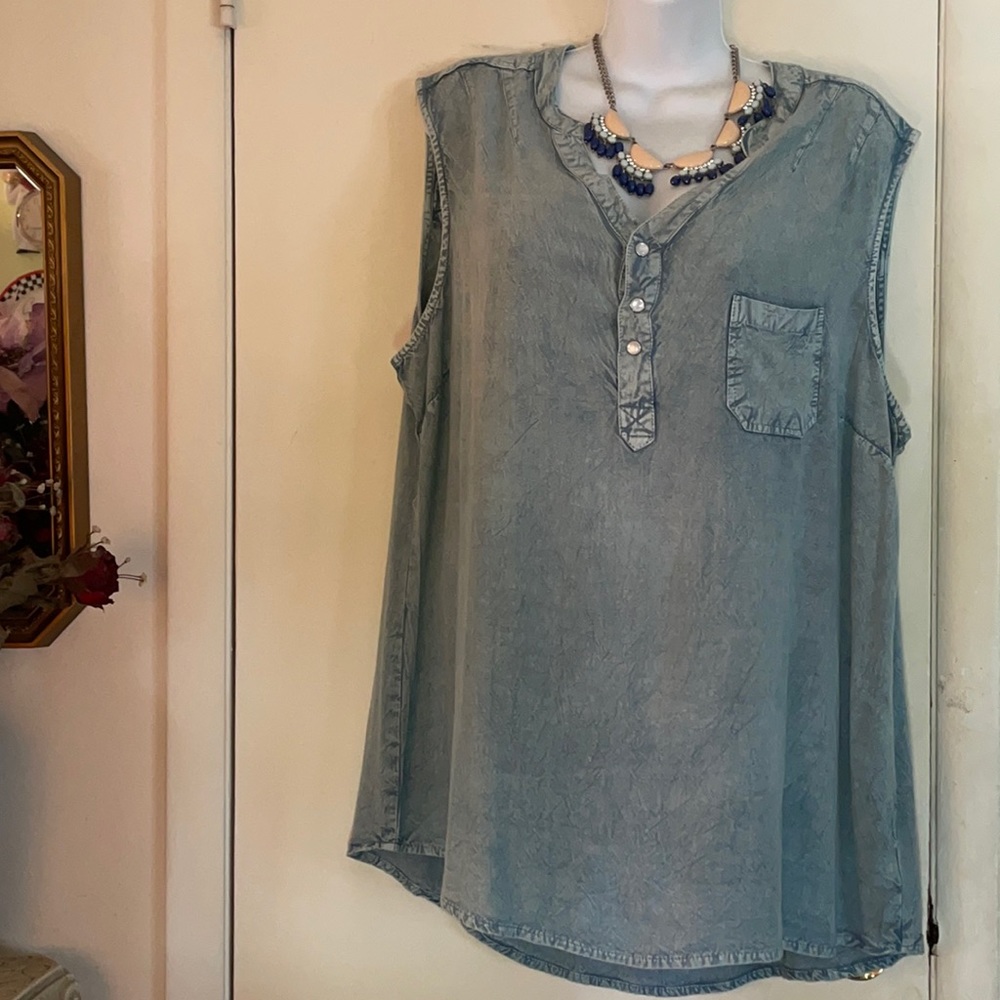 🎊PRICE DROP 🎊 New Whitewash Denim top🛍
